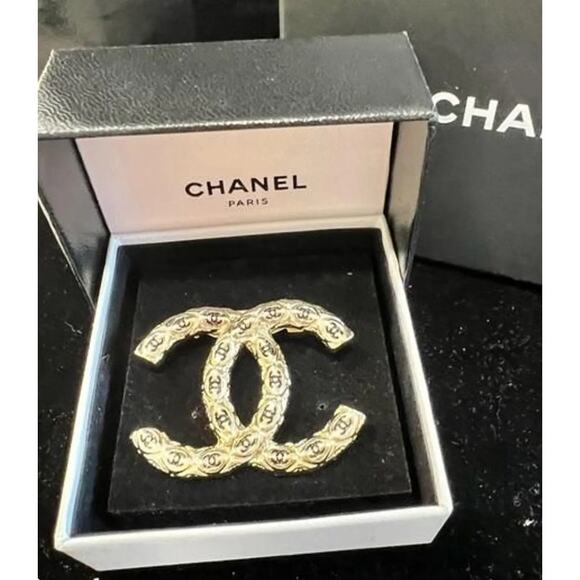 Chanel Black and Gold Interlocking CC Brooch Fall/Winter 2021 (CCXX018) - Picture 2 of 4